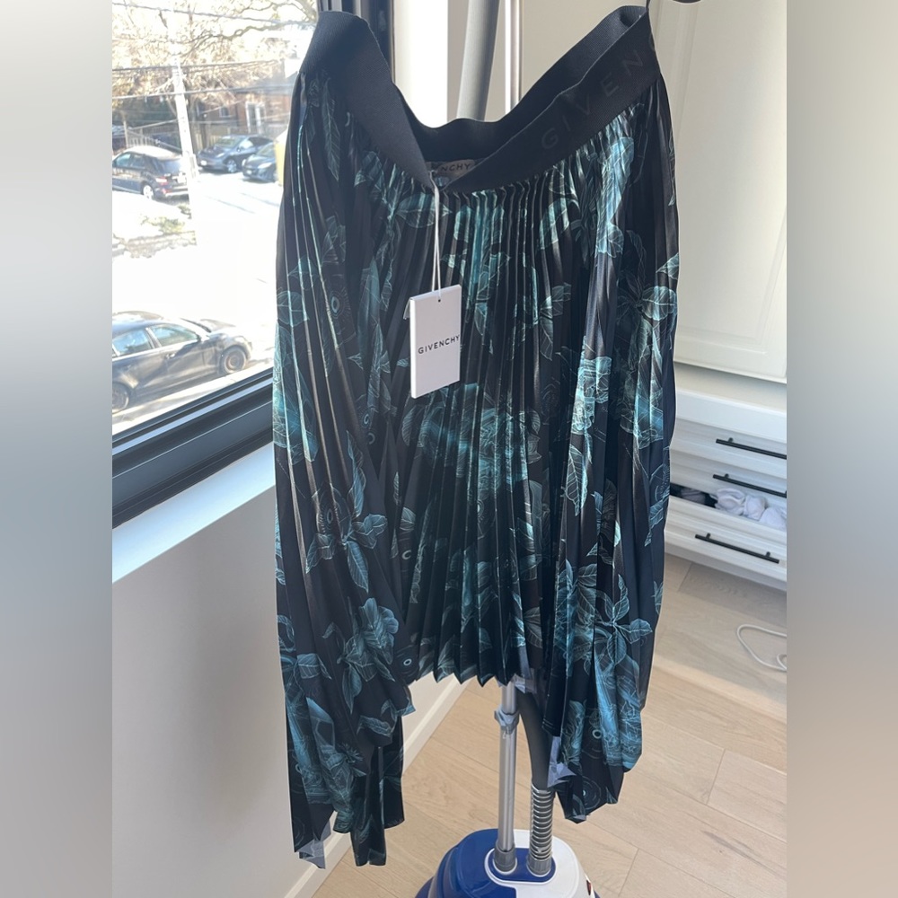 Givenchy patterned pleated skirt NWT
